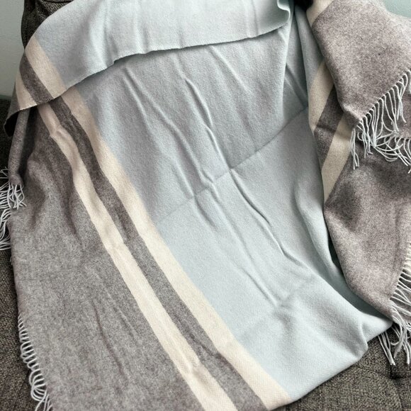 Alicia Adams Alpaca Wool Luxury Canyon Throw in Light Blue/Light Grey/Ivory - Picture 8 of 9
